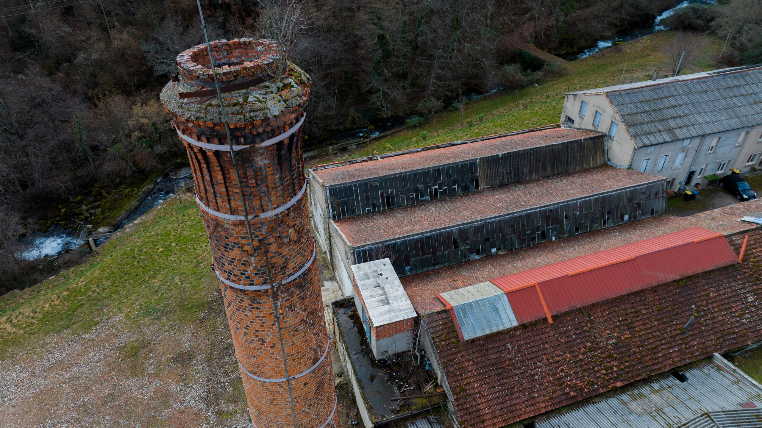 Cheminée de l'ancienne usine SAB Montferrier ©Dennys-Marc